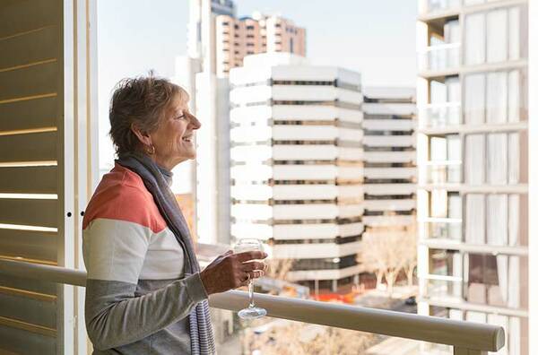 Frau steht an Fenster in Australien